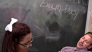 Zrzavá nevlastní mladá žena 18+ tahá učiteli ve třídě, cítí se to tak riskantně