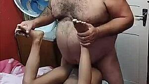 Tiuzao šuká nadrženou vysokoškolačku denně v divokých garážových seancích