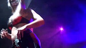 Chude europejskie laski zrywają ciuchy i robią show z dildo na scenie plenerowej