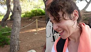 Podróżnik wybiera niegrzeczną przewodniczkę na brudną zabawę w role