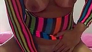 sentando o cuzinho num consolo enorme