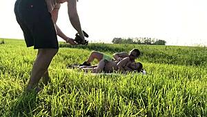 Lihat remaja rusia 18+ ditumbuk keras di belakang panggung adegan seksi