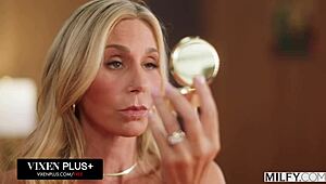 Ainslee's MILF debut: curvy blonde seduces delivery guy