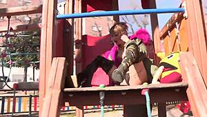 Sin vergüenza, se desnuda en la calle