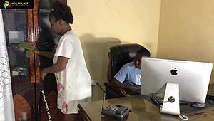 HR Ngentot Karyawan Dibungkuk Karena Gak Bersihin Kantor