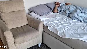 Zlobivá manželka pozve kamarádku sledovat sex s manželem v domácím anime stylu.