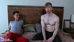 Jesse stretches his hole with a bodybuilder