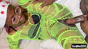 Μικροκαμωμένη 18+ γιορτάζει Χριστούγεννα