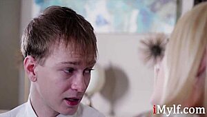 אמא חורגת Kennedy Kressler מחליפה ציצים בתשלום למורה פרטי