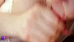 Bibir Merah Babe Ini Beri Blowjob Terbaik Dalam Aksi POV Close-Up