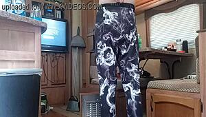 Milyen titkokat osztanak meg a barátok egyedül a lakókocsiban?