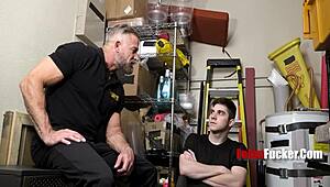 Yo, see this 40yo hunk security man nailing a twink suspect in lockup! 😈