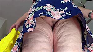 Wow, tato tlustá pawg milf šéfka bliká obří zadek a mokrou kundičku v kanceláři upskirt