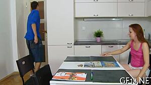 כן! חתיכה חמודה פותחת רגליים למציצה קשה