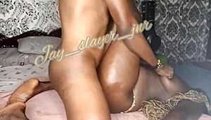 Nohy jí na ramenou, šukal jsem ji hluboko obřím čurákem, až stříkala 😍