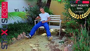 Zalotim vrtnarja, kako si drka v naravi, in mu dam polno pomoč