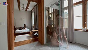 Wskakuje do amatorskiej grupki pod prysznicem na loda i kowbojkę