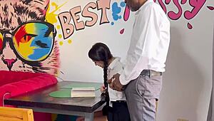 Човече, бях шокиран когато учителят ми заби кур в лицето ми... чукан силно на масата после!