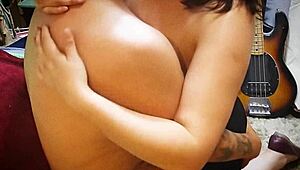 Μαμά Ρουφάει Τέρας Καυλί Πατριού Στο Σπίτι 😏