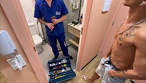 o técnico do prédio repairs things