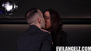 Εй Δρ. Raul Costa, έλεγξε τα γεμάτα βυζιά μου, η Mary Bambola εδώ;