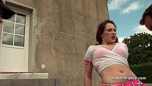 빨간 머리 학생이 야외 애널 3P로 세게 박히다