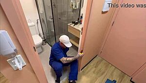 o técnico do prédio repairs things