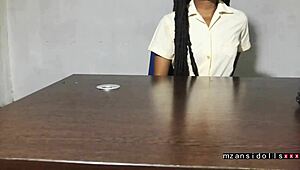 Crna beba avantura napolju sa poderanom odećom