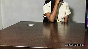 Crna beba avantura napolju sa poderanom odećom