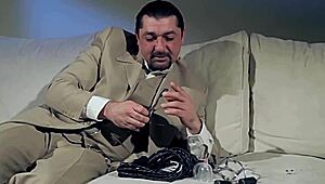 Saya hanya pelacur patuh untuk orang kaya guna dengan kejam!