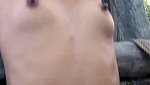 Zajaté dívky svázané v lese pro intenzivní BDSM a anál šlehání