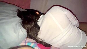 Min hijastra är inte oskyldig, klamrar sig fast i små 18+ shorts och ber