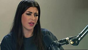 Wanna see Gal Ritchie orgasm up close solo?