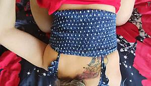 Actriz adorable chupando después de la regla