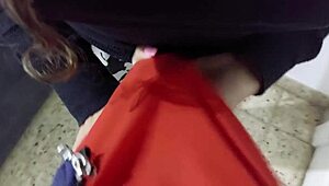 follo a mi cuñada en la sala mientras mi esposa descansa