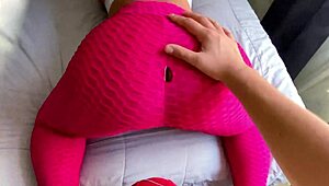 Plachá nevlastní sestra sténá hlasitě během intenzivního doggystyle s křivou babe