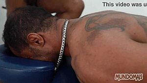 マッサジスタが巨根でゲイ集団アナルファック！