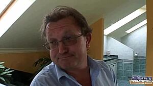 Tlustý instalatér drtí hubenou blond teen 18+ a vykládá jí do pusy