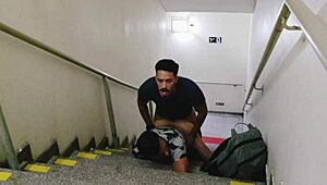 Encontrei dois caras transando nas escadas do shopping e resolvi participar com bareback