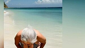 granny viser ny sexet bikini med dirty talk før hun bliver nøgen på stranden