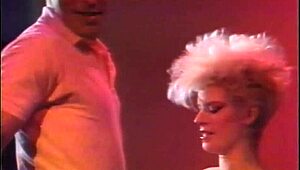 Блондинката легенда Лоис Айрес клати задник преди здрава ебня на сцената