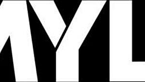 Горещ инспектор доминира заварена майка и заварена дъщеря в табу групов сеанс с свободно използване