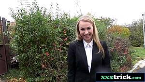 Милая русская журналистка трахается на публике! 😳