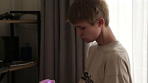 Dva sladký twinkové nalákají studenta s velkým kurcem na páru gay sex