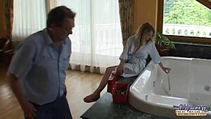 Tlustý instalatér drtí hubenou blond teen 18+ a vykládá jí do pusy