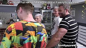 Ωχ, παρθένος γιος χάνει τα λογικά του με κούγκαρ στο μπαρ με μεγάλο πούτσο!