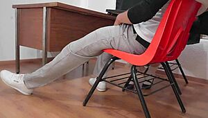 estudiante CHUPANDOLA y COGIENDO en salón, por fin mi fantasía de COGER a una alumna en salón escondido