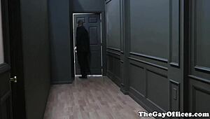 เกย์เอ็บโอนี่ในชุดเครื่องแบบปลดปล่อยที่ทำงาน