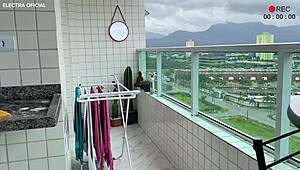 Ik ben geobsedeerd door deze Braziliaanse dienstmeisjes korte shortjes en enorme kont