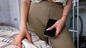 Moje horká macecha mě chytila s jejíma nahotama... no, pomohla mi dokončit!